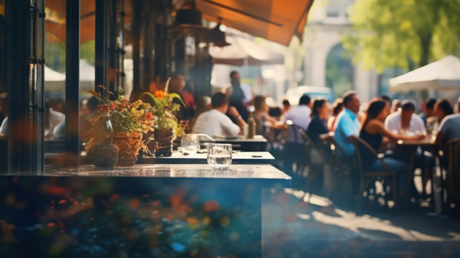 ABO Ambulante Pflege Oldenburg, Auf der Terrasse des Außenrestaurants herrscht reges Treiben, die Gäste genießen ihre Mahlzeiten und unterhalten sich im warmen, strahlenden Sonnenlicht des Tages